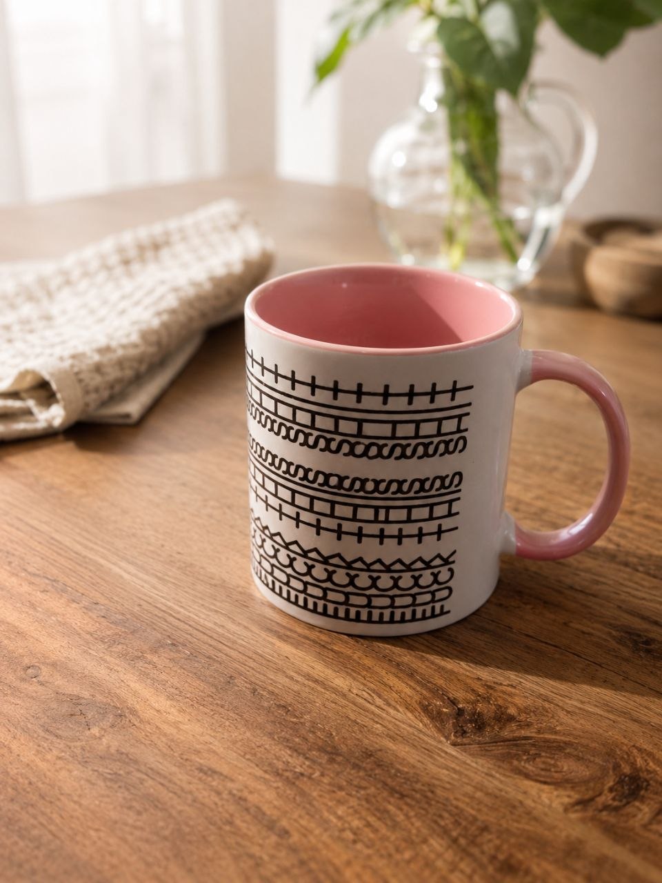 Photographie de la Tasse Silhouette n°01 en céramique rose poudré avec motif graphique abstrait noir