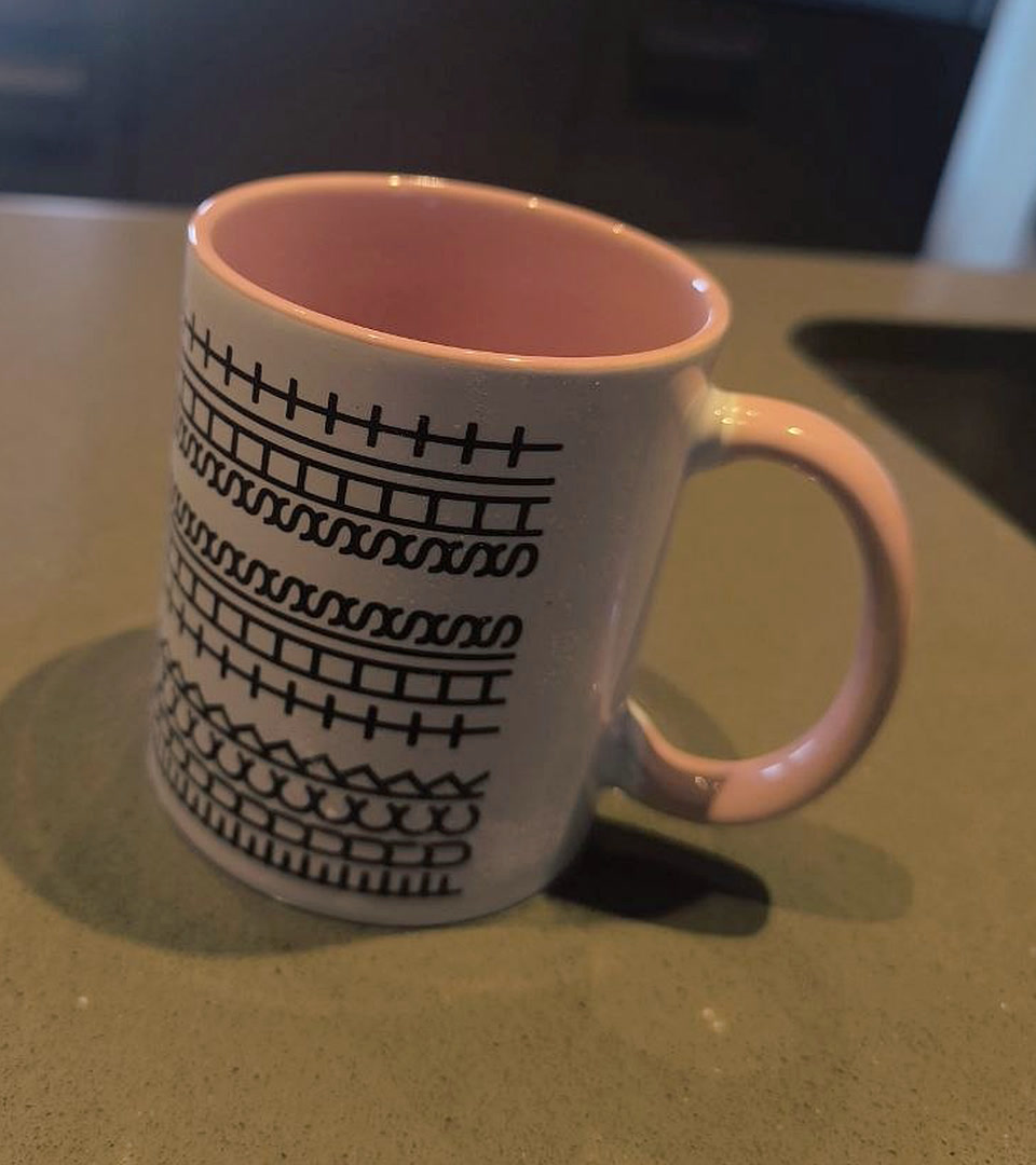Photographie de la Tasse Silhouette n°01 en céramique rose poudré avec motif graphique abstrait noir